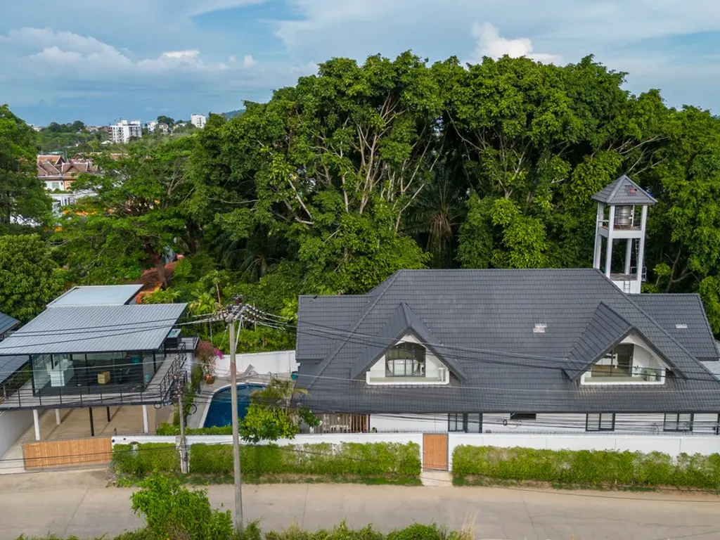 Garden and lawn of a villa listed on Golda Trip in Rawai