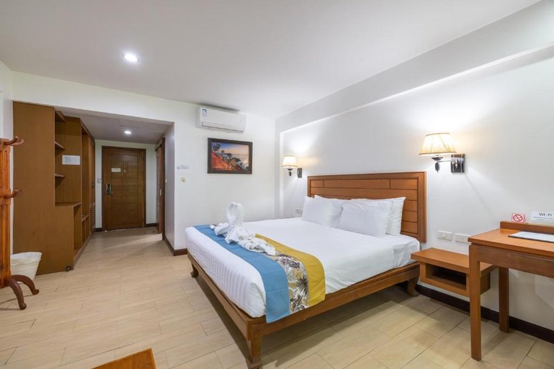 Superior Double Room at Phuket Meet Holiday Hotel-Rawai – photo 4