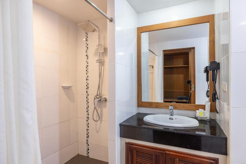 Superior Double Room at Phuket Meet Holiday Hotel-Rawai – photo 5
