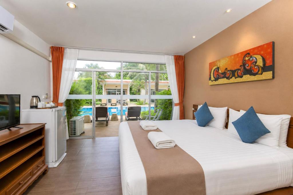 King Suite with Pool View