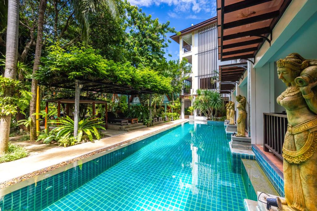 Deluxe with Pool Access