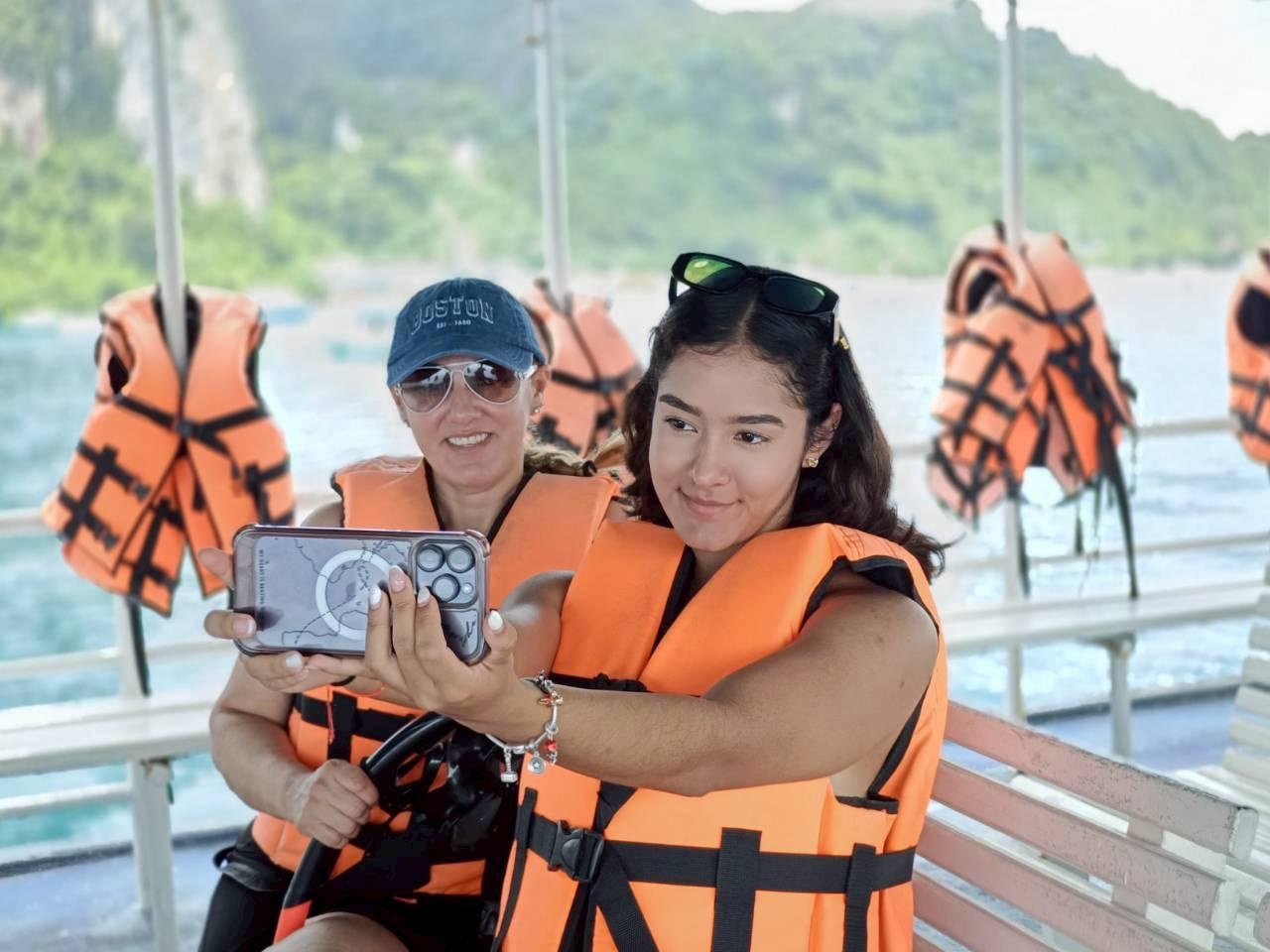 Phi Phi Island Full-Day Tour by Ferry (Phi Phi Cruiser) – Photo 9