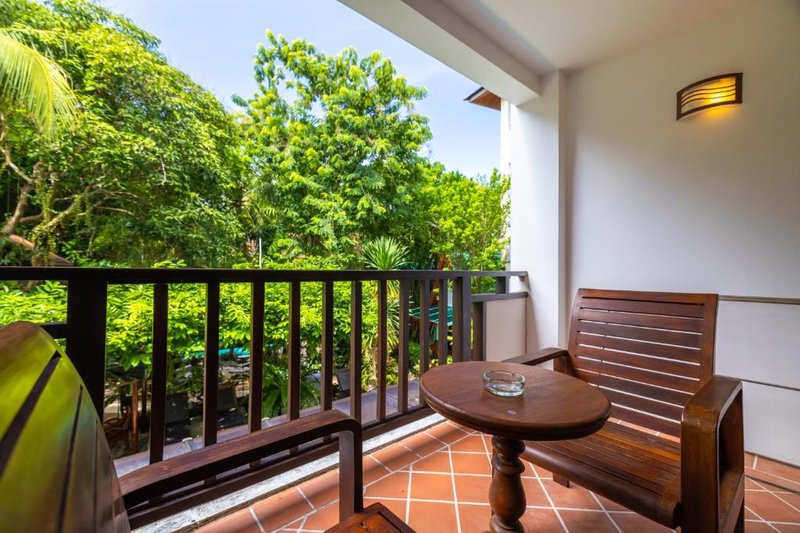 Deluxe Twin Room at Phuket Meet Holiday Hotel-Rawai – photo 4