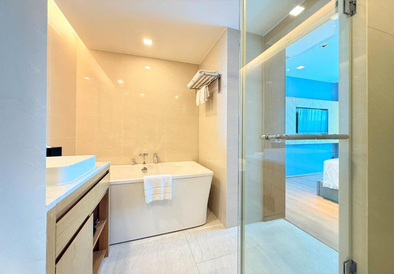 Deluxe Suite at Wyndham La Vita Rawai Phuket – photo 6