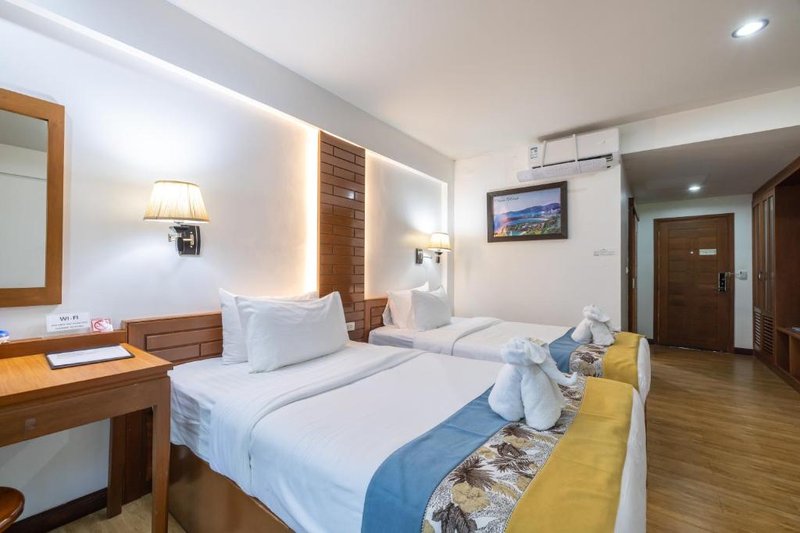 Superior Twin Room at Phuket Meet Holiday Hotel-Rawai – photo 4