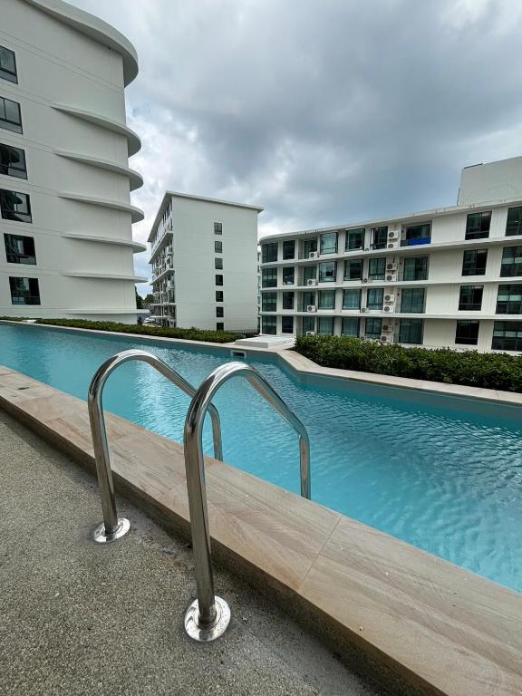 Deluxe Pool Access