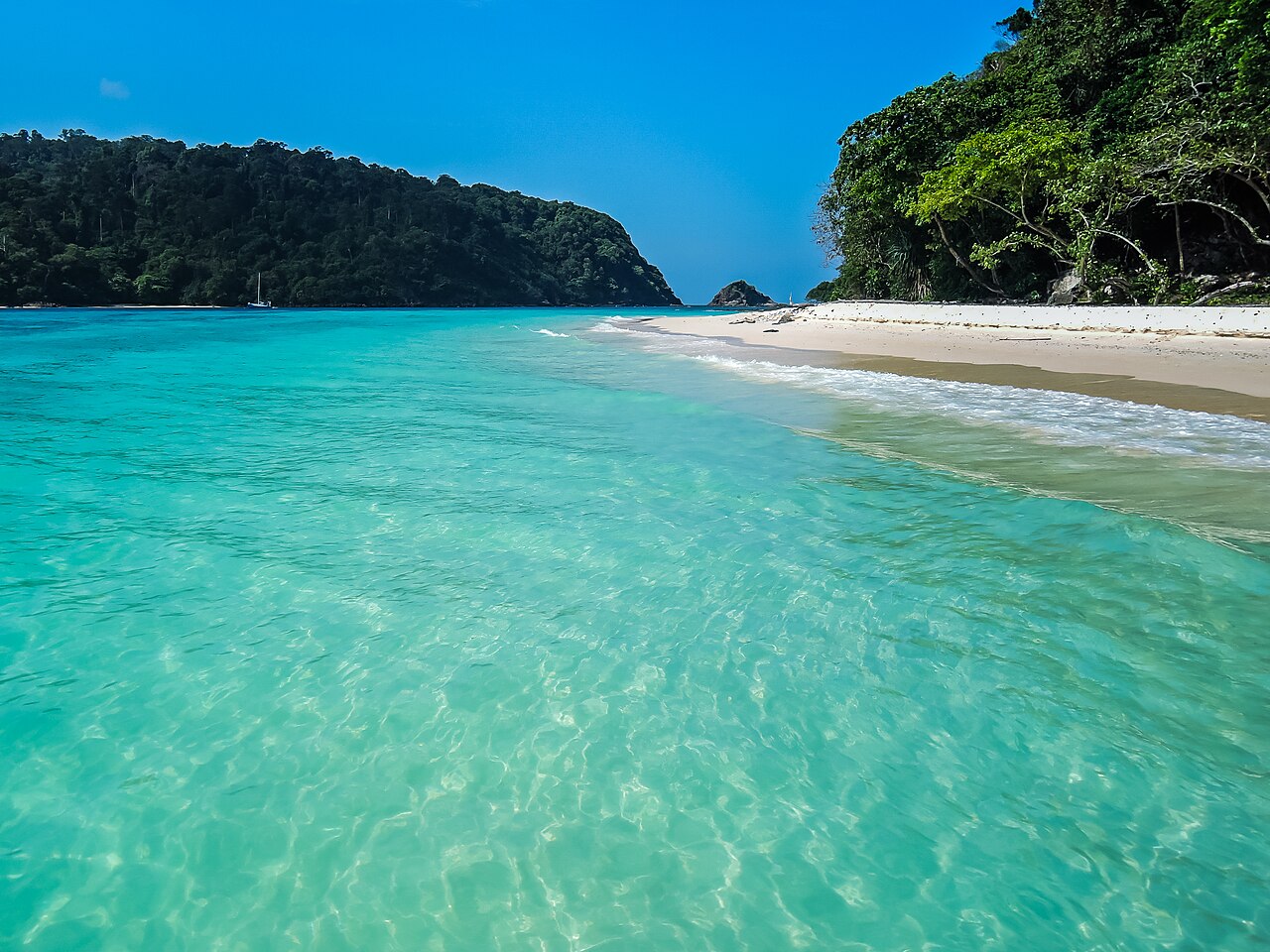 Beach at Ko Rok Yai — Photo: dronepicr, CC BY 2.0 (Wikimedia Commons)