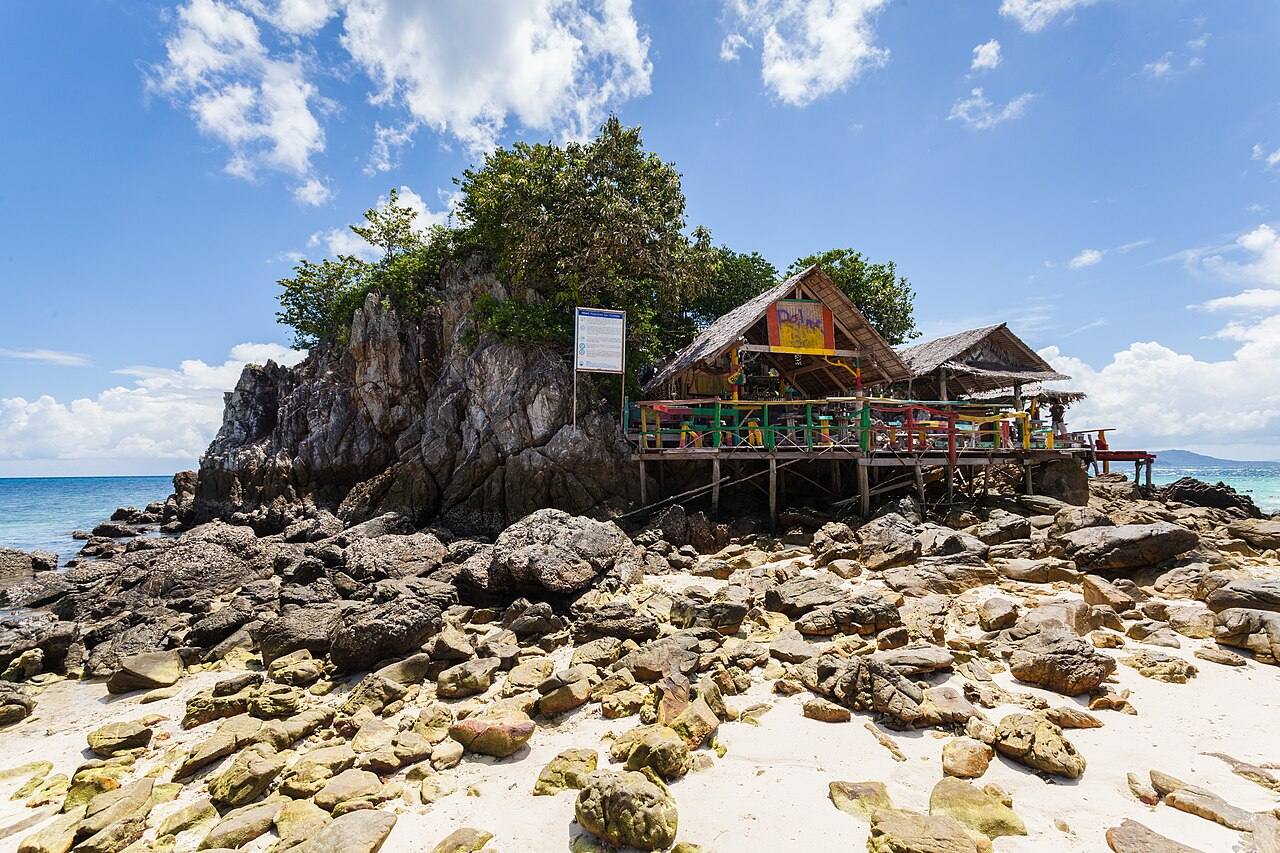 Khai Nok Island — Photo: Diego Delso, CC BY-SA 3.0 (Wikimedia Commons)